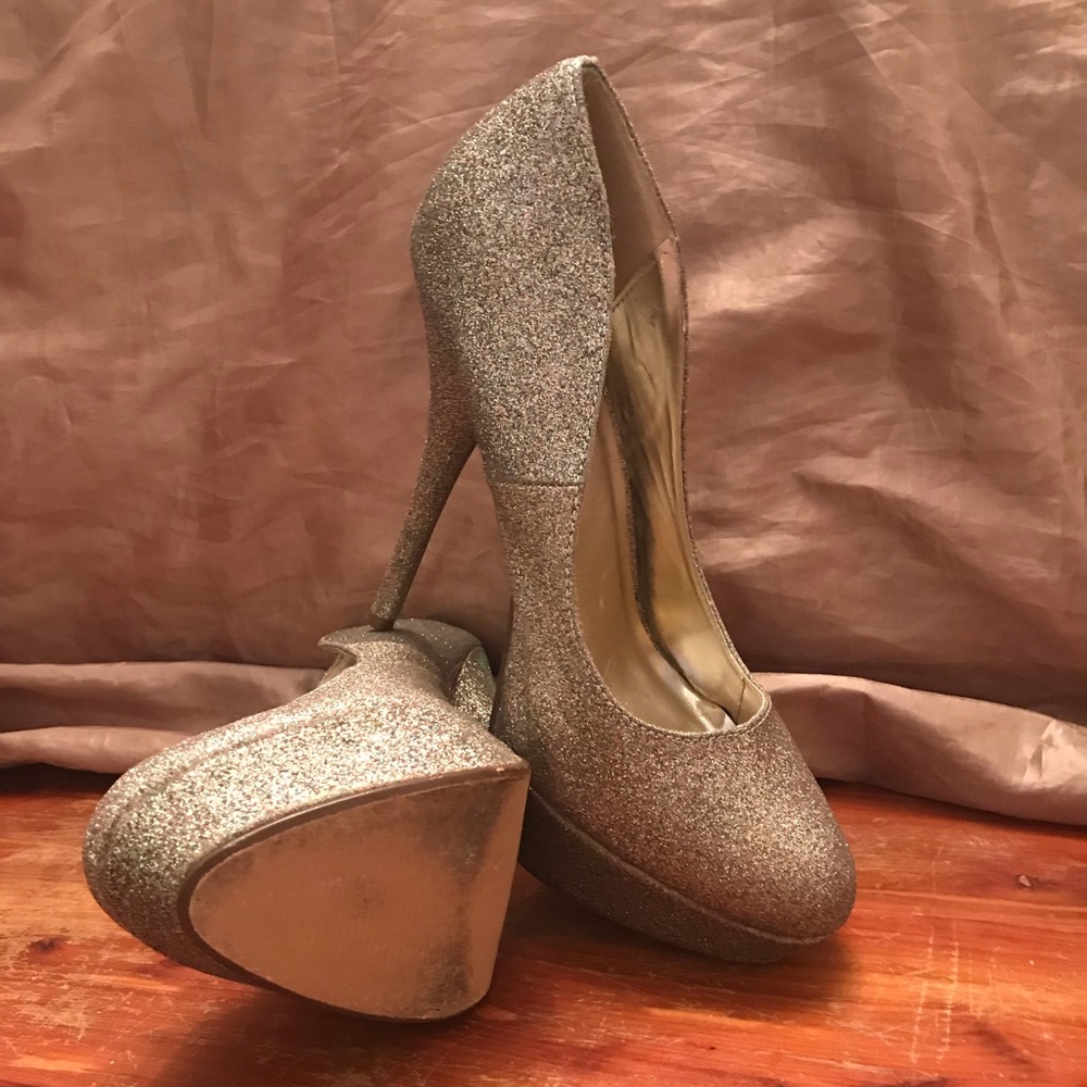 Gold glitter pumps